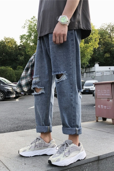 Vīriešu ikdienas džinsu plats modelis ar saplēstiem motīviem