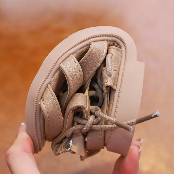 Öko-nahast valmistatud vabaaja sandaalid paelte ja lameda tallaga