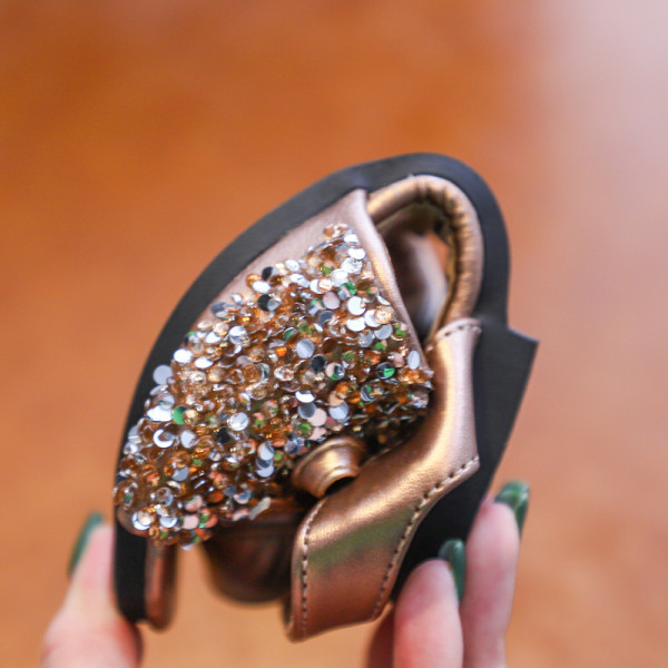 Gyerek hétköznapi szandál szalaggal és fényes hatással