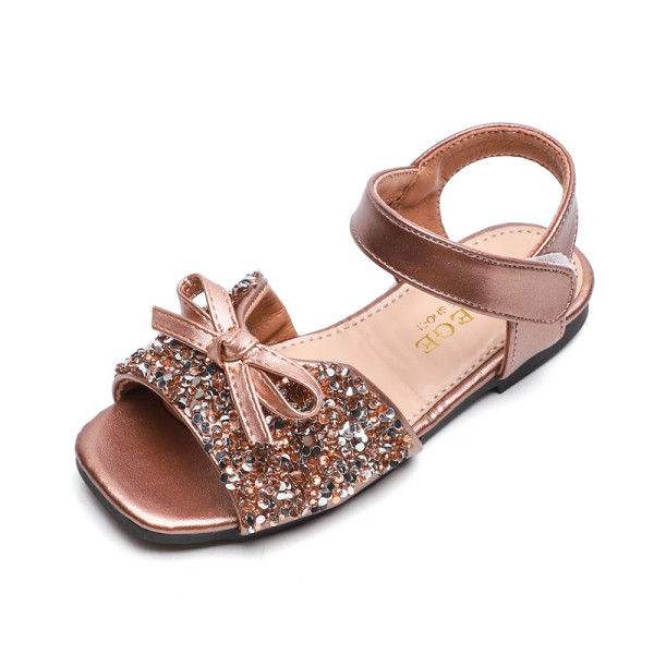 Gyerek hétköznapi szandál szalaggal és fényes hatással