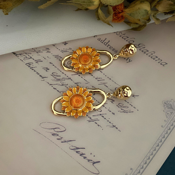 Naiste rippuvad päevalilledega kõrvarõngad