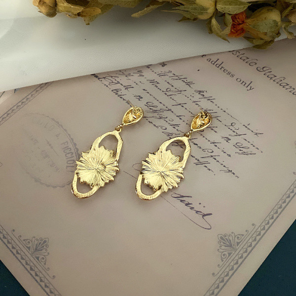 Naiste rippuvad päevalilledega kõrvarõngad