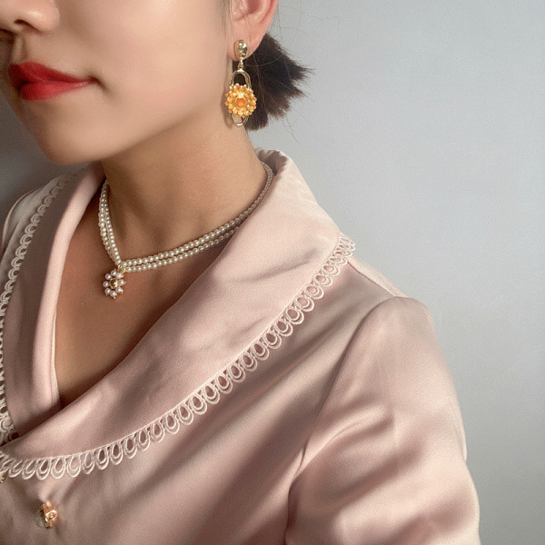 Naiste rippuvad päevalilledega kõrvarõngad