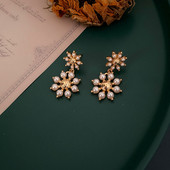 Női fülbevaló arany és gyöngy színben