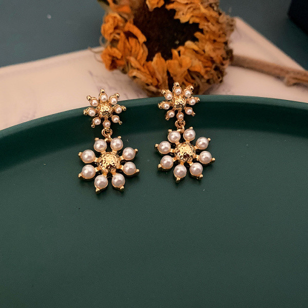 Női fülbevaló arany és gyöngy színben