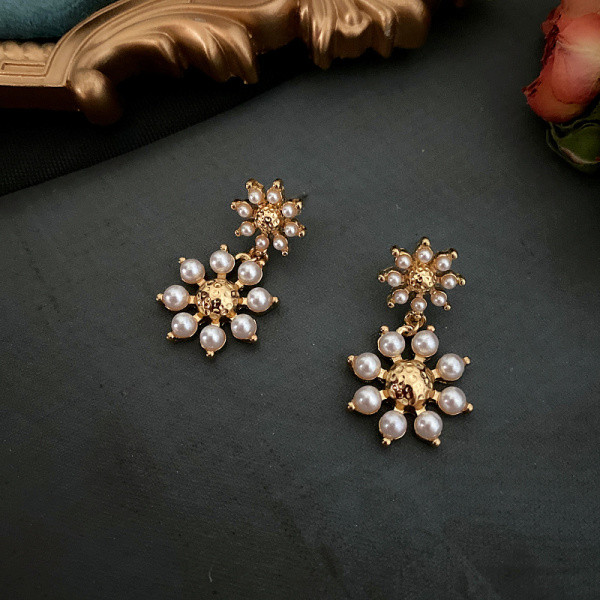 Női fülbevaló arany és gyöngy színben