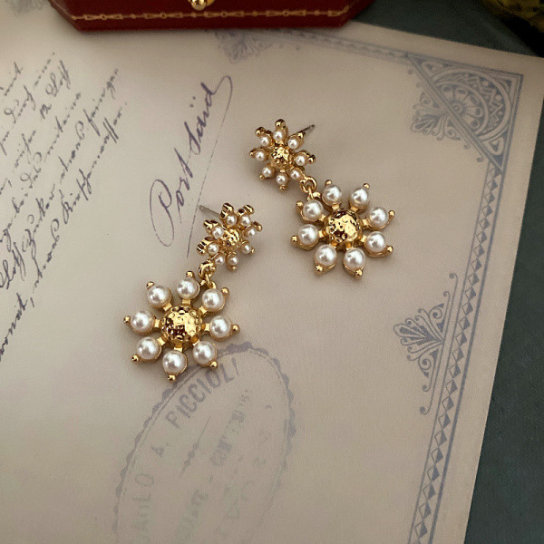 Női fülbevaló arany és gyöngy színben