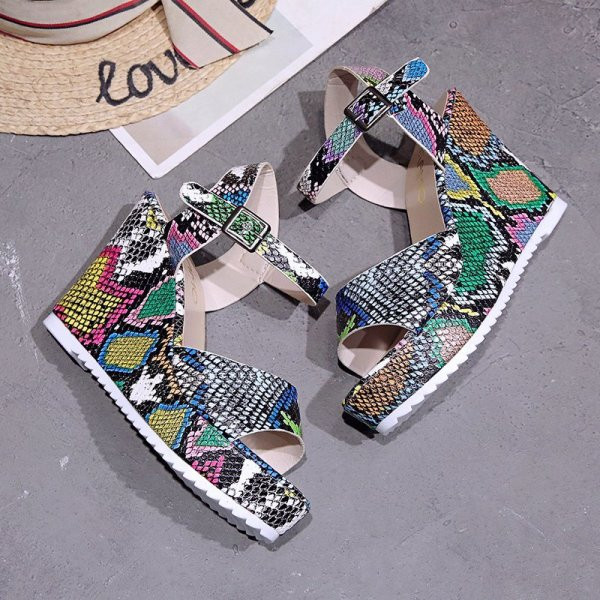 JAUNS sieviešu platformas sandaļu modelis ar sprādzi un dzīvnieku rakstu