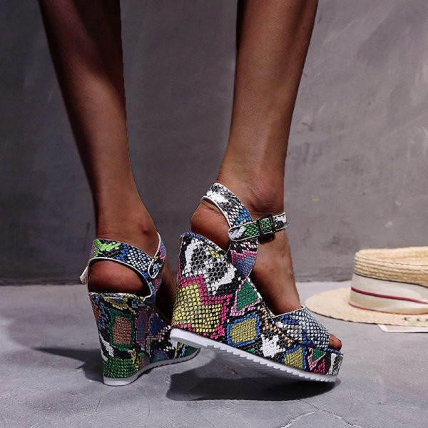 JAUNS sieviešu platformas sandaļu modelis ar sprādzi un dzīvnieku rakstu