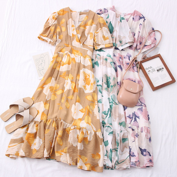 Разкроен модел дамска рокля с флорален десен и шпиц деколте