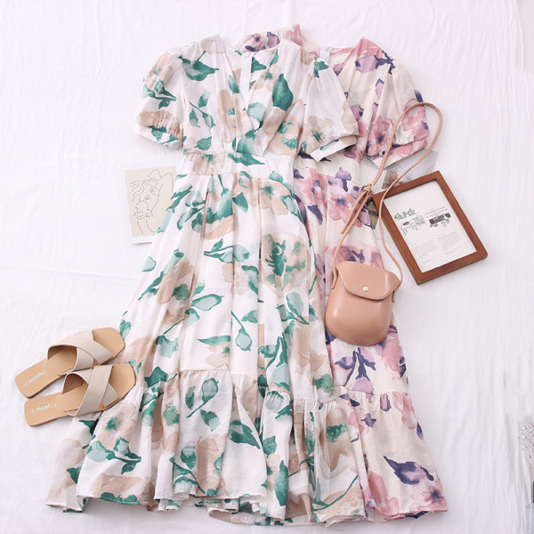 Разкроен модел дамска рокля с флорален десен и шпиц деколте