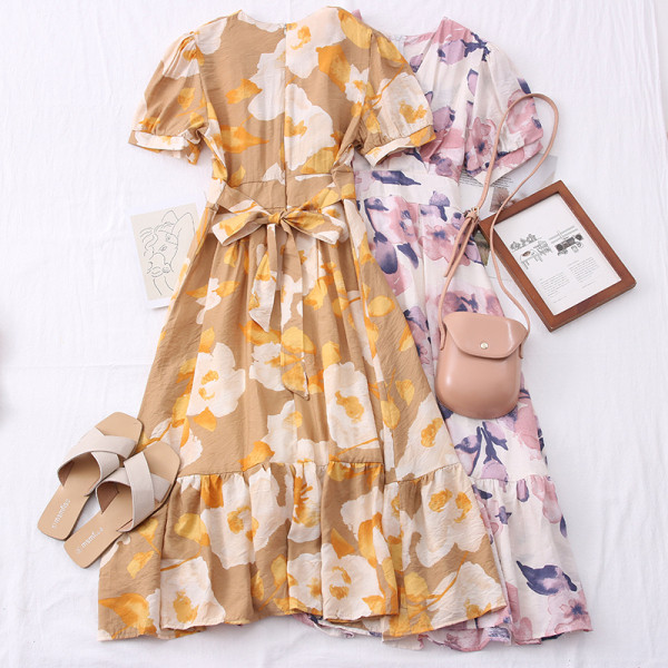 Разкроен модел дамска рокля с флорален десен и шпиц деколте