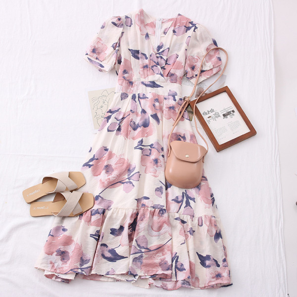 Разкроен модел дамска рокля с флорален десен и шпиц деколте