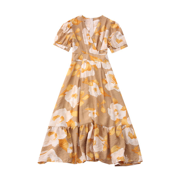 Разкроен модел дамска рокля с флорален десен и шпиц деколте