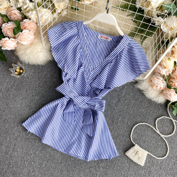 Cămașă de damă cu decolteu spitz și panglică în alb și albastru