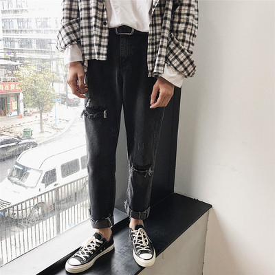 Μοντέρνο καλοκαιρινό τζιν με σκισμένα μοτίβα και τσέπες