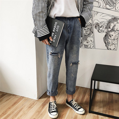 Μοντέρνο καλοκαιρινό τζιν με σκισμένα μοτίβα και τσέπες