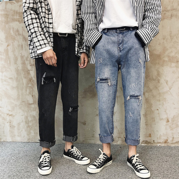 Μοντέρνο καλοκαιρινό τζιν με σκισμένα μοτίβα και τσέπες