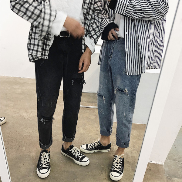 Μοντέρνο καλοκαιρινό τζιν με σκισμένα μοτίβα και τσέπες