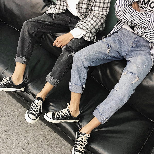 Μοντέρνο καλοκαιρινό τζιν με σκισμένα μοτίβα και τσέπες