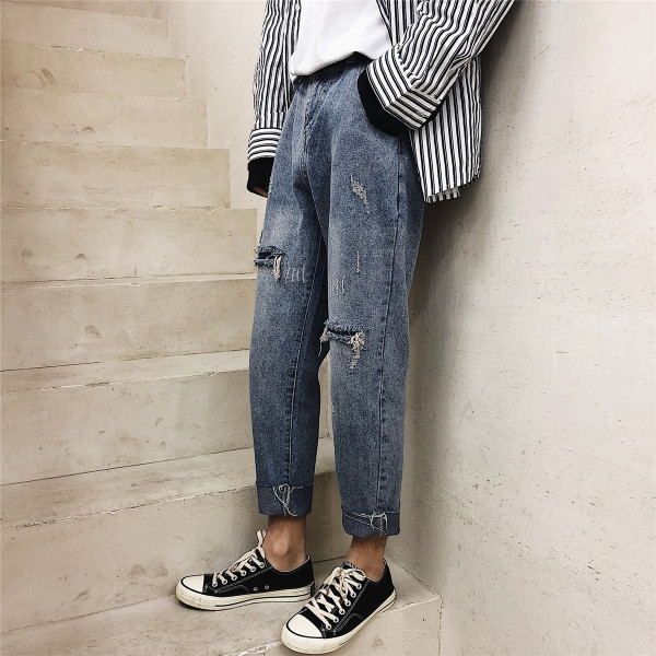 Μοντέρνο καλοκαιρινό τζιν με σκισμένα μοτίβα και τσέπες