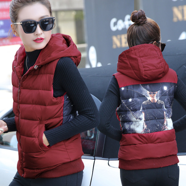 Igapäevane naiste lühike vest kapuutsiga ja aplikatsiooniga