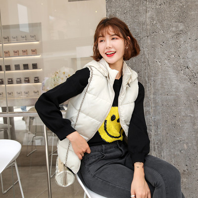 Vabaaja naiste lühikese vestiga tavaline kapuutsiga ja taskutega mudel