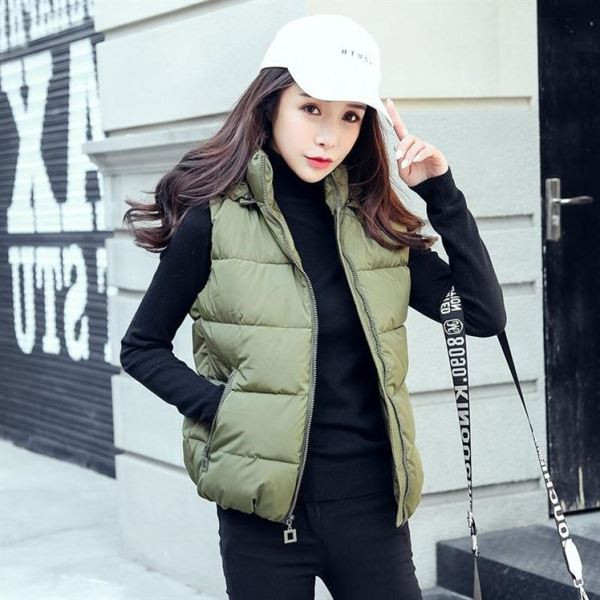 Vabaaja naiste lühikese vestiga tavaline kapuutsiga ja taskutega mudel