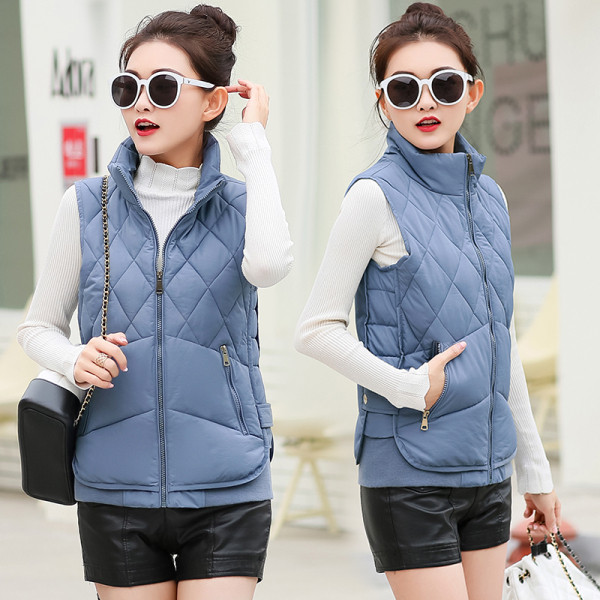 Moderna sieviešu veste ar augstu apkakli, rāvējslēdzēju un kabatām