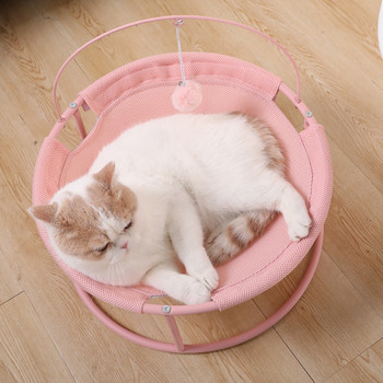 Κρεβάτι γάτας σε μια βάση με ένα παιχνίδι