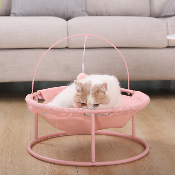 Pat pentru pisici pe un suport cu o jucărie