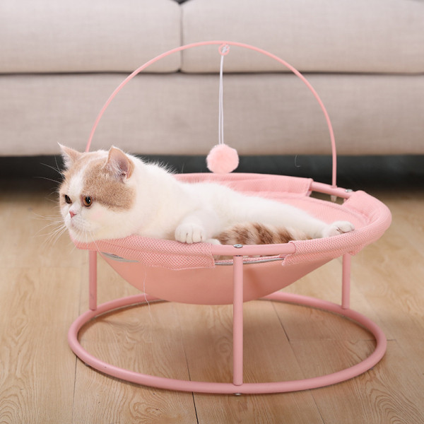 Pat pentru pisici pe un suport cu o jucărie