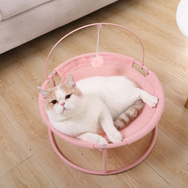 Pat pentru pisici pe un suport cu o jucărie