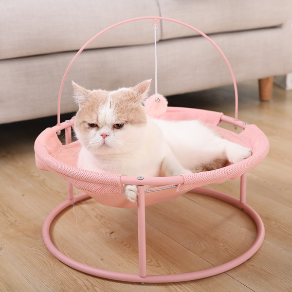 Pat pentru pisici pe un suport cu o jucărie