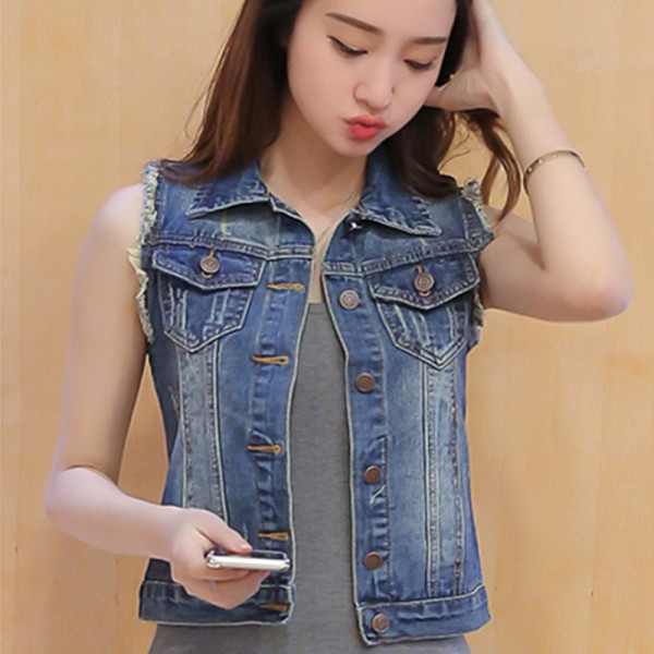 Alkalmi női rövid farmermellény zsebekkel és fém gombokkal