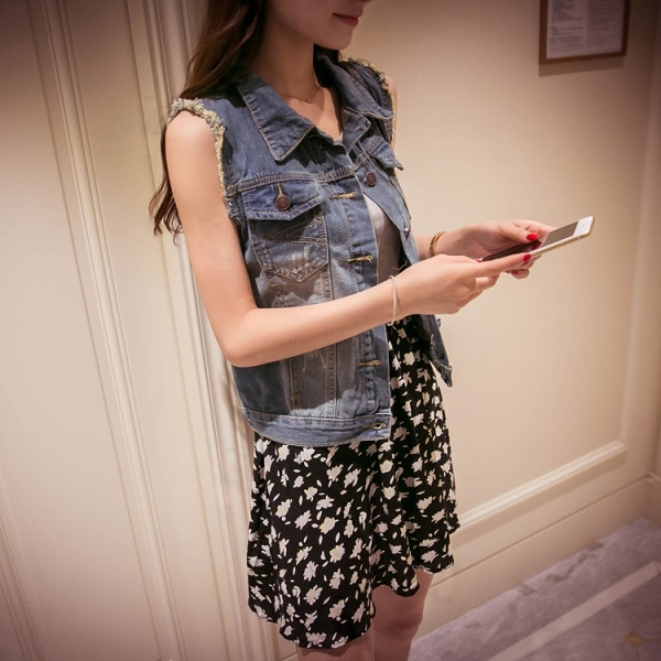 ΝΕΟ μοντέλο γυναικείο τζιν γιλέκο  με σκισμένα μοτίβα και κεντήματα