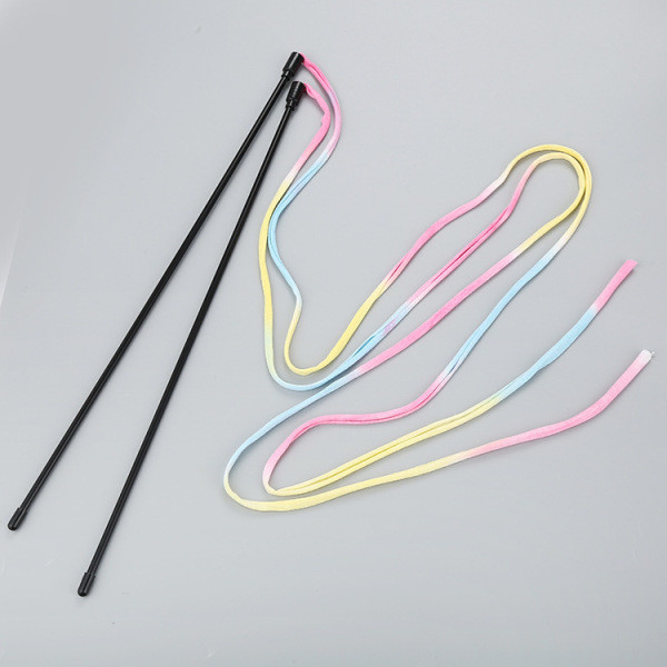 Kaķu nūja ar krāsainu lenti, kas piemērota spēlēšanai ar kaķiem