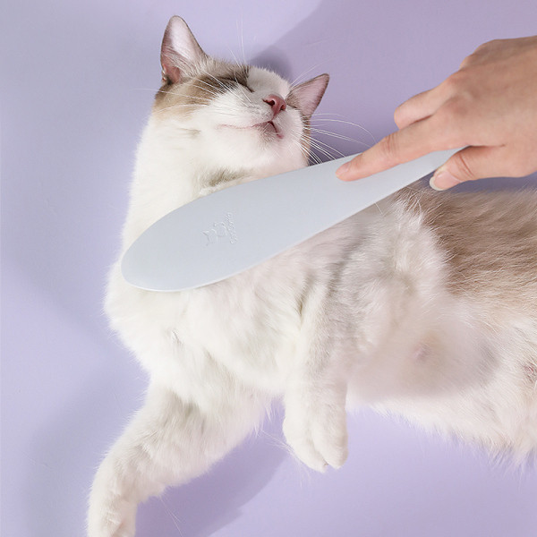 Plastic comb for cats