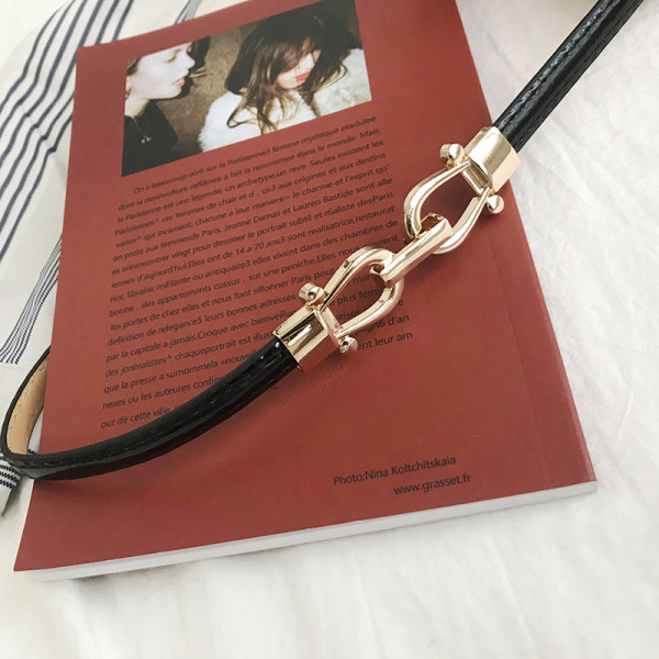 Σύγχρονη γυναικεία ζώνη με μεταλλική αγκράφα