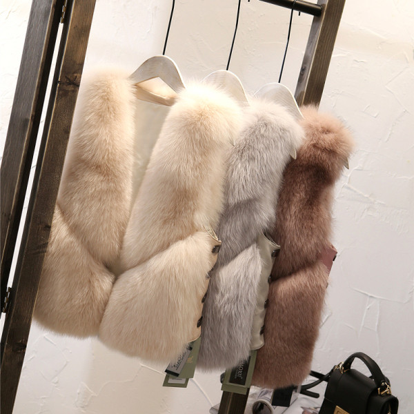 Κομψό γυναικείο κοντό γιλέκο με κουμπιά