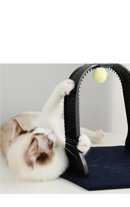 Пластмасова чесалка за котки с играчка