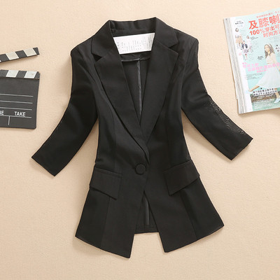 Elegáns női kabát zsebekkel és gombbal