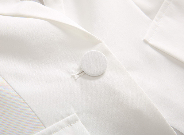 Elegáns női kabát zsebekkel és gombbal