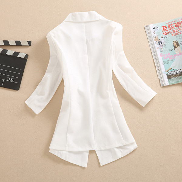 Elegáns női kabát zsebekkel és gombbal