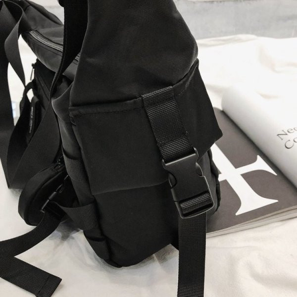 Μοντέρνα ανδρική τσάντα με μακριά λαβή και φερμουάρ