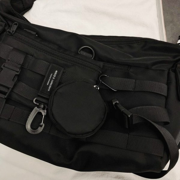 Μοντέρνα ανδρική τσάντα με μακριά λαβή και φερμουάρ