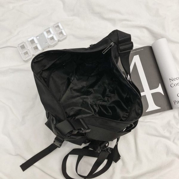 Μοντέρνα ανδρική τσάντα με μακριά λαβή και φερμουάρ