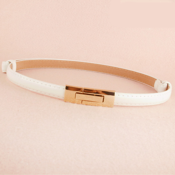 Σύγχρονη γυναικεία ζώνη με μεταλλικά στοιχεία