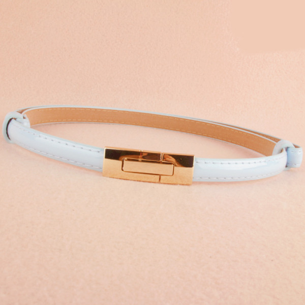 Σύγχρονη γυναικεία ζώνη με μεταλλικά στοιχεία