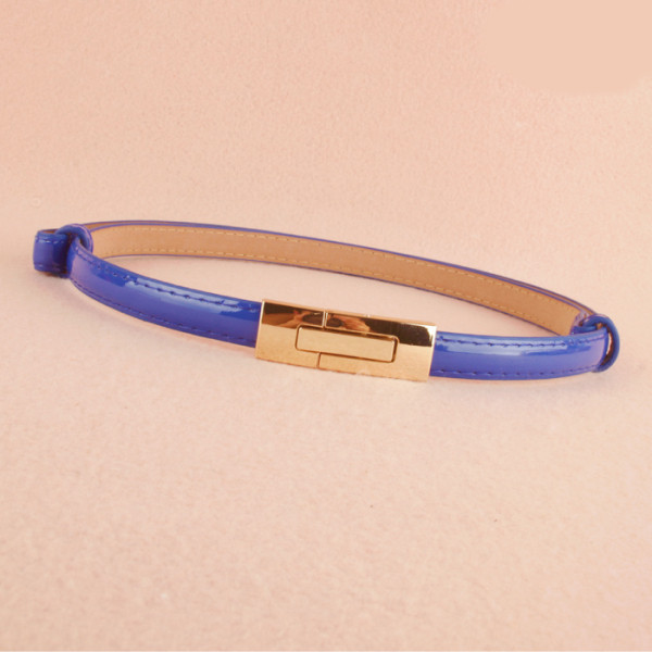 Σύγχρονη γυναικεία ζώνη με μεταλλικά στοιχεία